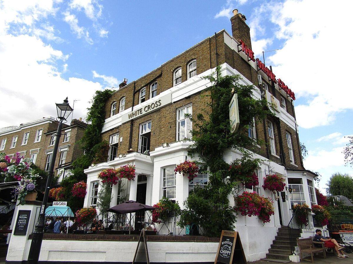 The White Cross, a Grade II-listed riverside pub
